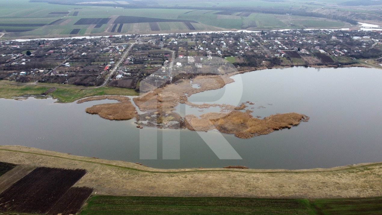 Teren cu deschidere la lac Naipu